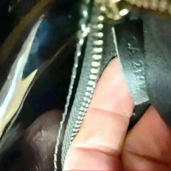 Louis Vuitton Limited Edition Patent Leather/Silver Hardware Clutch - Picture 16 of 16